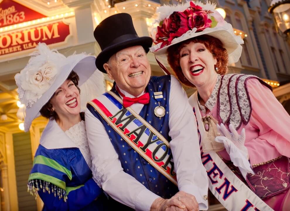 Major of Main Street Bürgermeister und zwei Damen in der Main Street USA