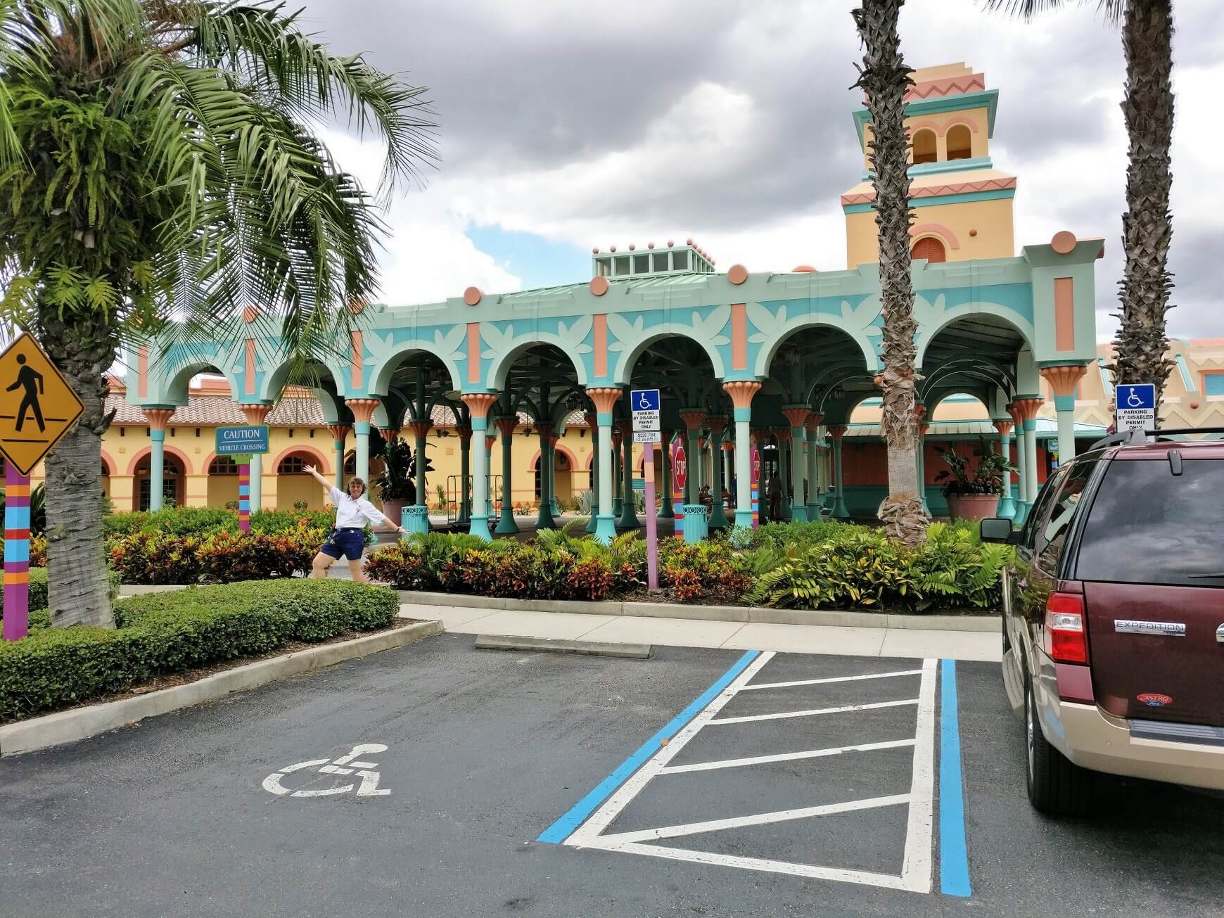 Parkplatz Parkplatz vor Hauptgebäude des Coronado Springs Resort