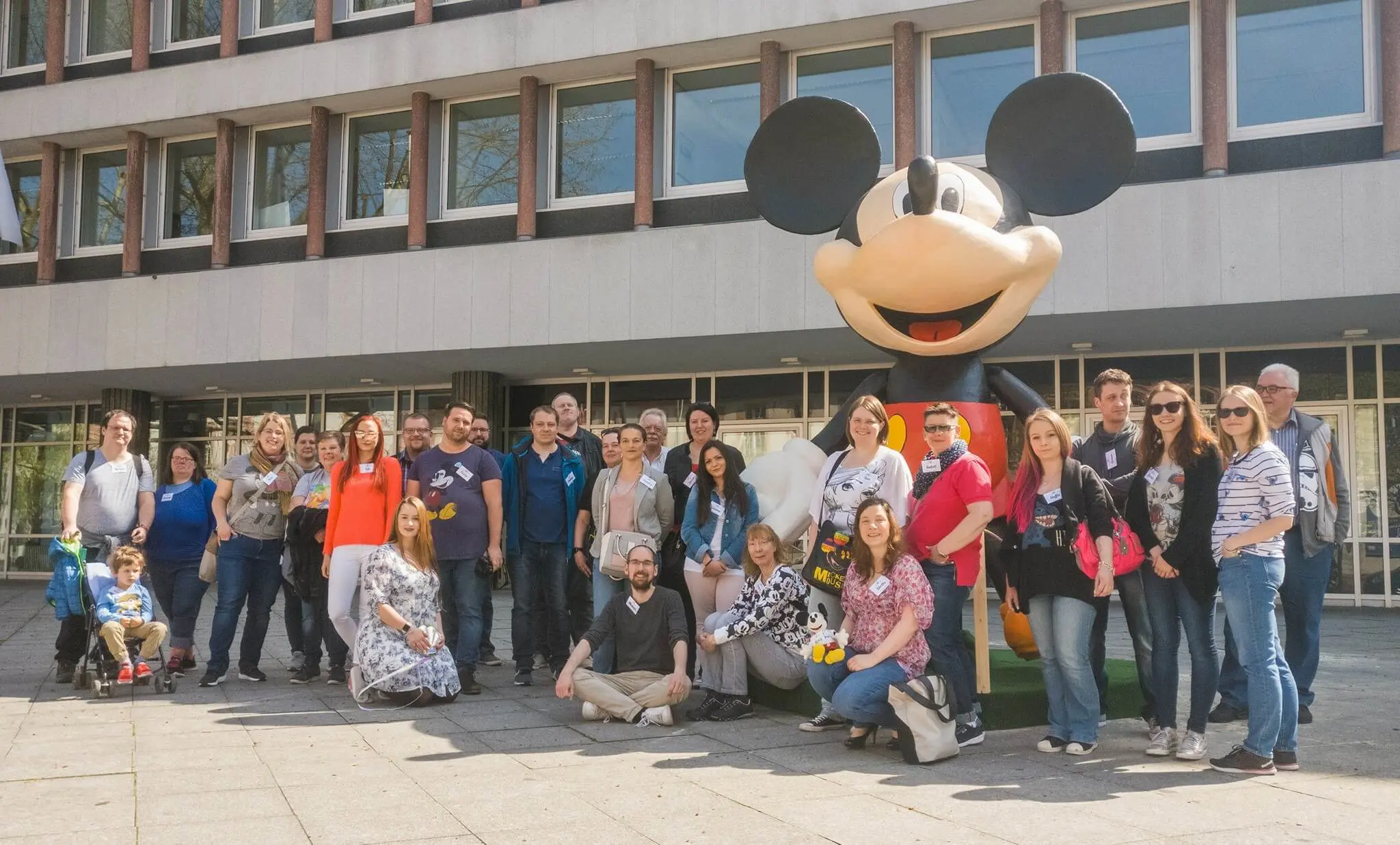 Gruppe vor Mickey Statue