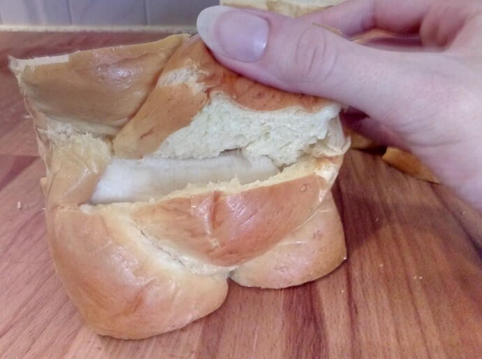 Einschneiden der Briochescheiben und Befüllen mit Bananenstücken