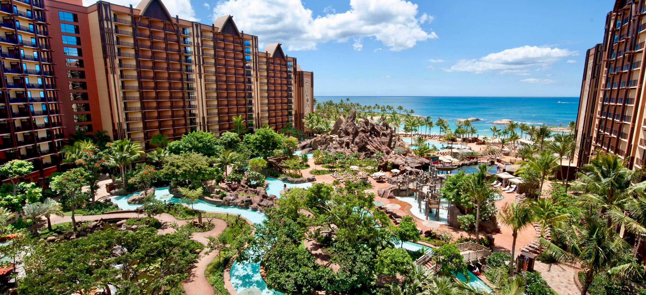 Blick auf den Pool von Aulani und das Meer
