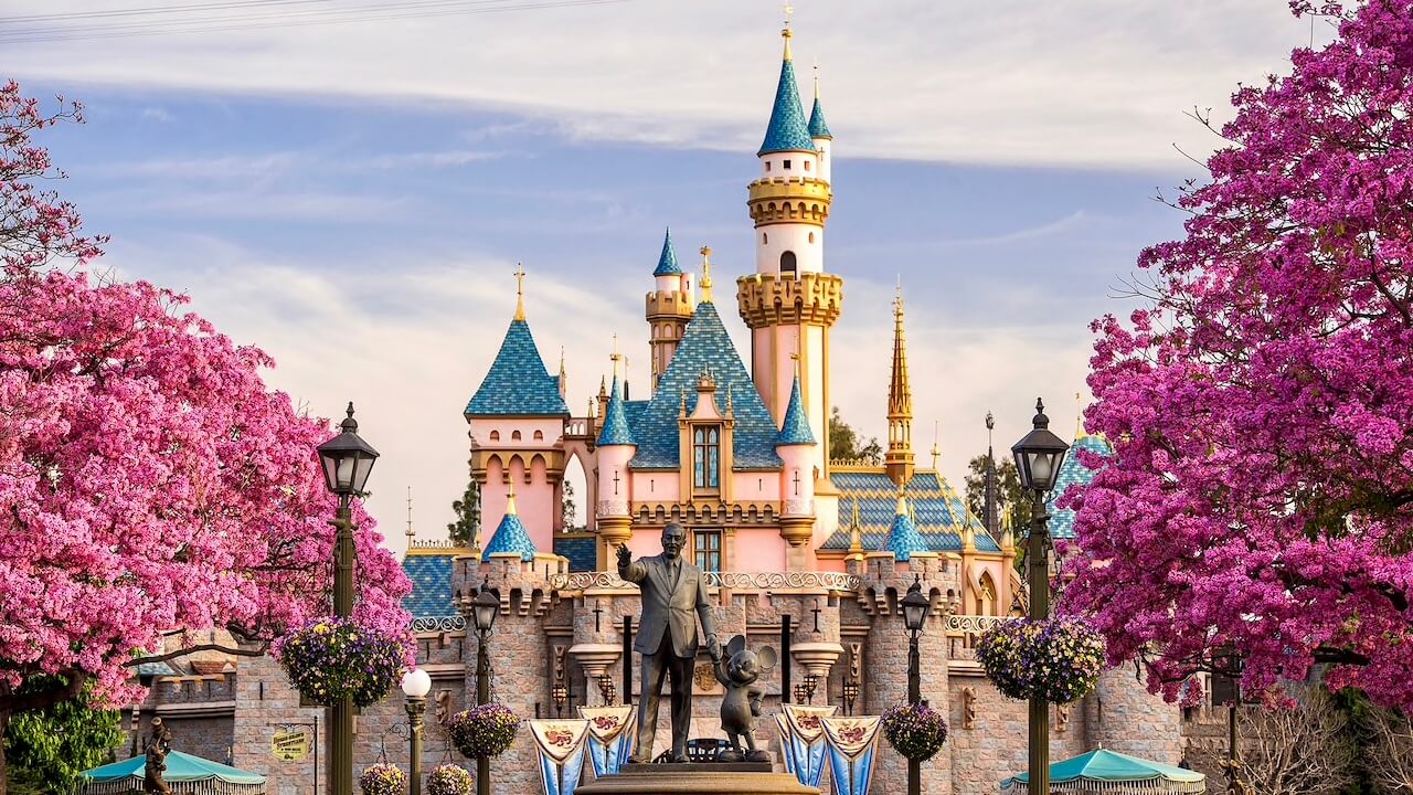 Sleeping Beauty Castle mit Partner Statue davor in Disneyland Kalifornien