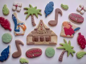 verschiedene Kekse rund um den Tiki Room: Gebäude, die Papageien, Palmen etc.