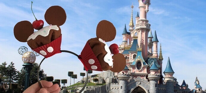  Mickey Cupcake Ears vor dem Sleeping Beauty Castle