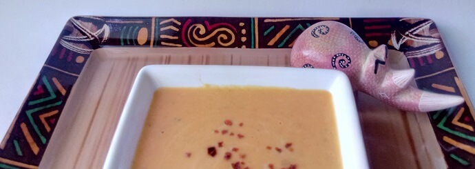 Kürbissuppe in einem kleinen Gefäß