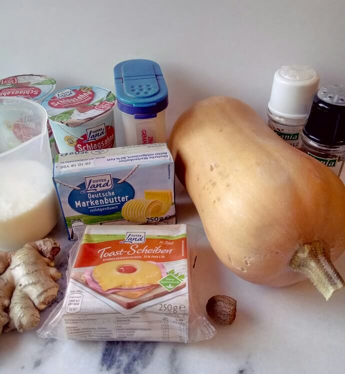Zutaten für die Butternut Squash Soup Verschiedene Zutaten für die Kürbissuppe