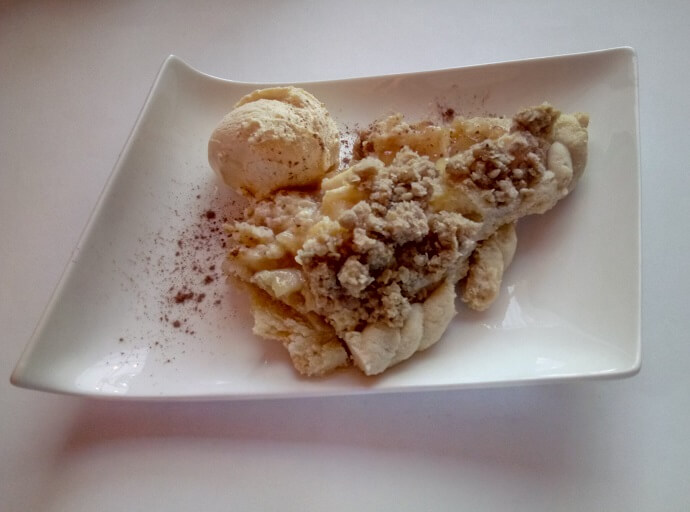 Fertiger Apple Cobbler mit Vanilleeis