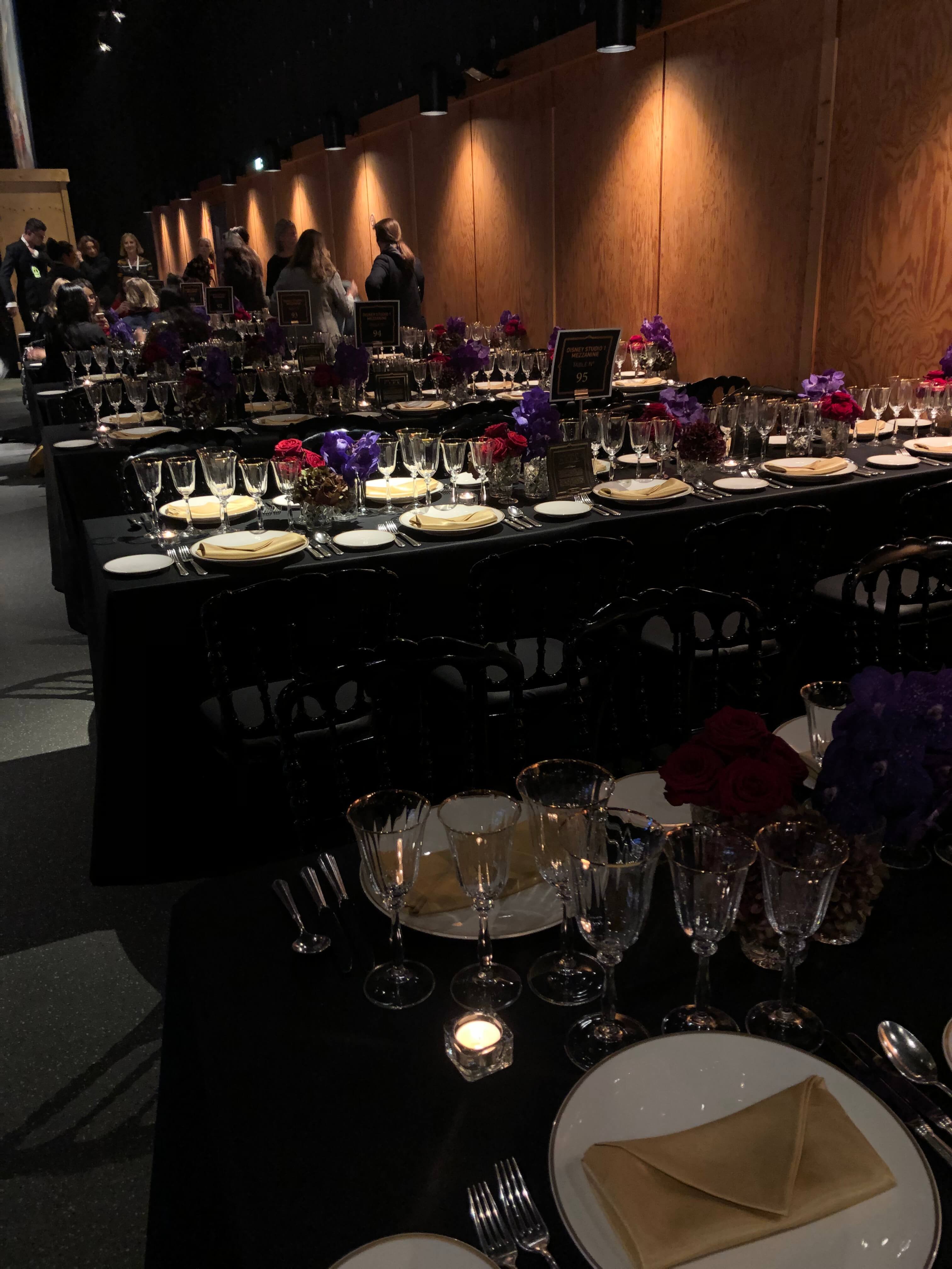 Tische beim Gala-Dinner des Events