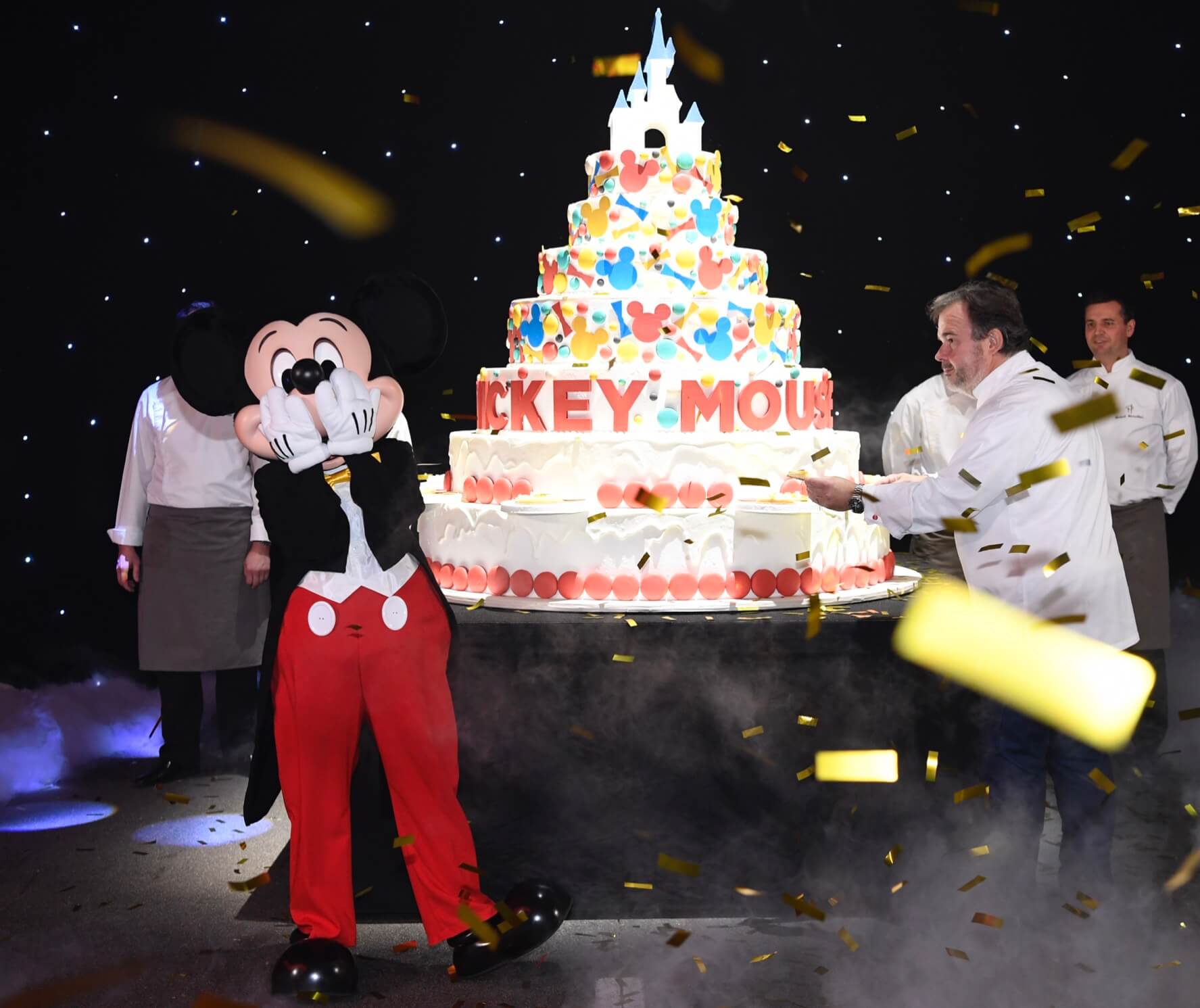Pierre Hermé mit einer riesigen Geburtstagstorte für Mickey