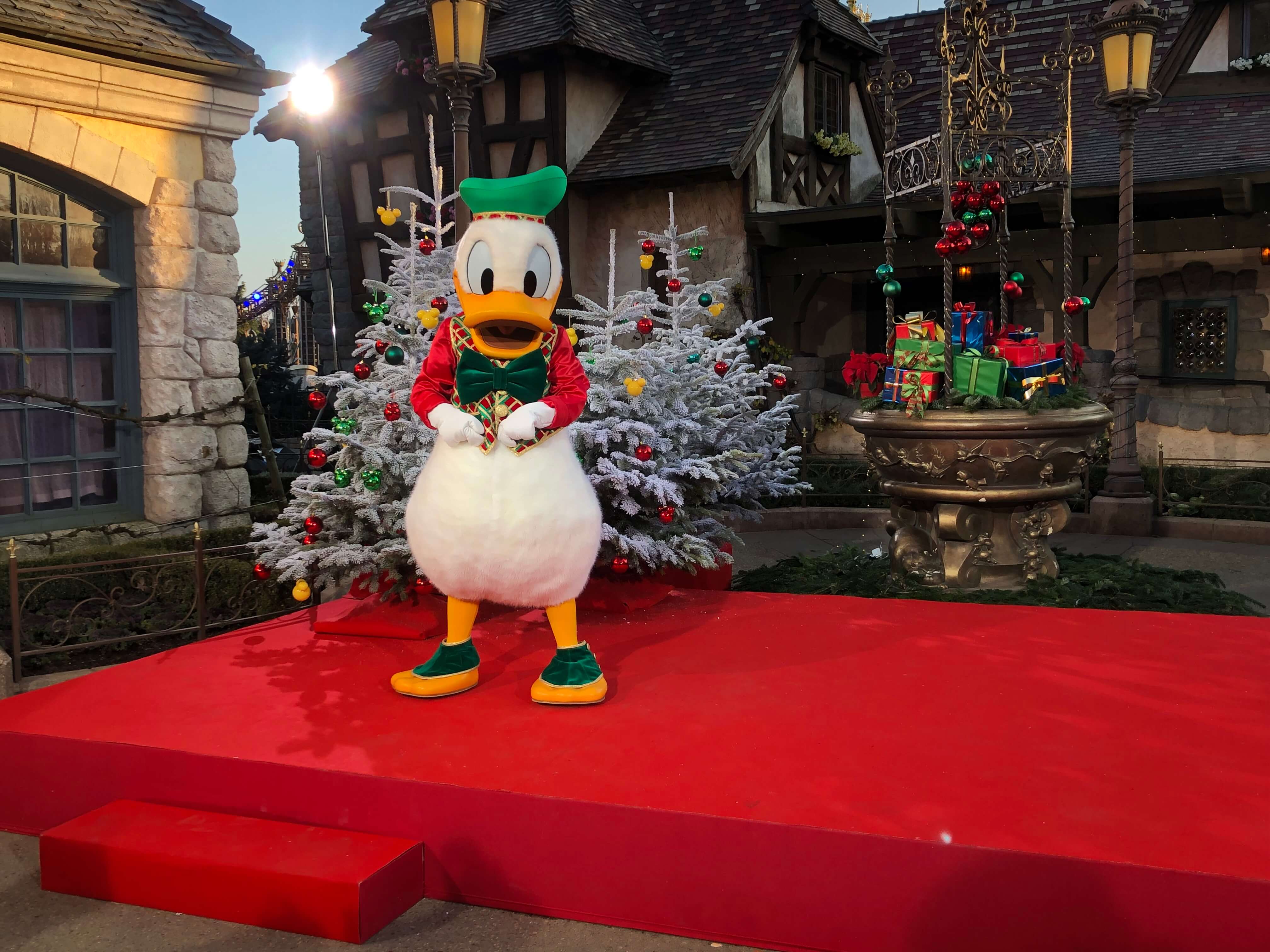 Donald Duck auf einer Bühne des Pressevents