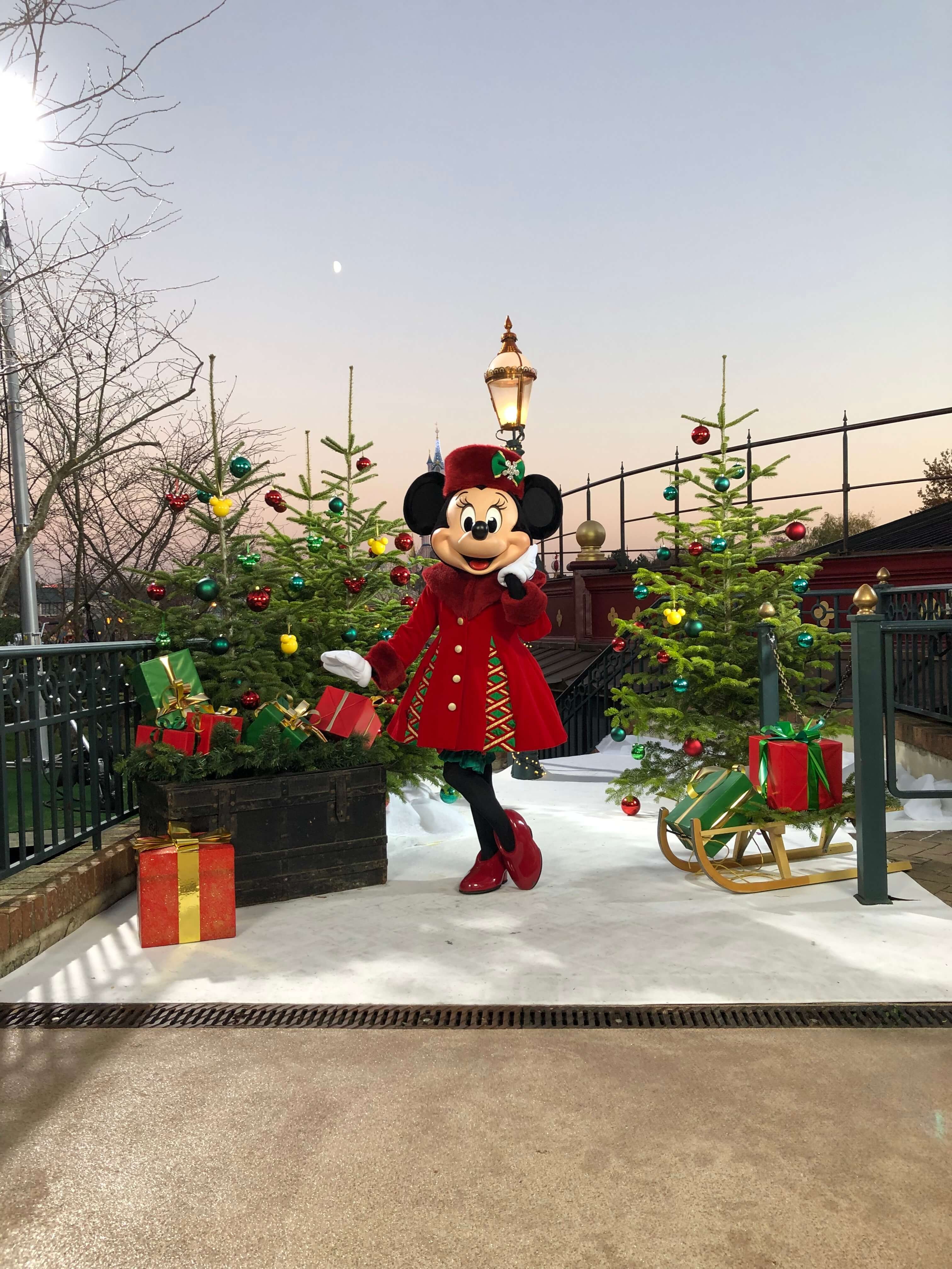 Photolocation mit Minnie in ihrem Weihnachtskostüm