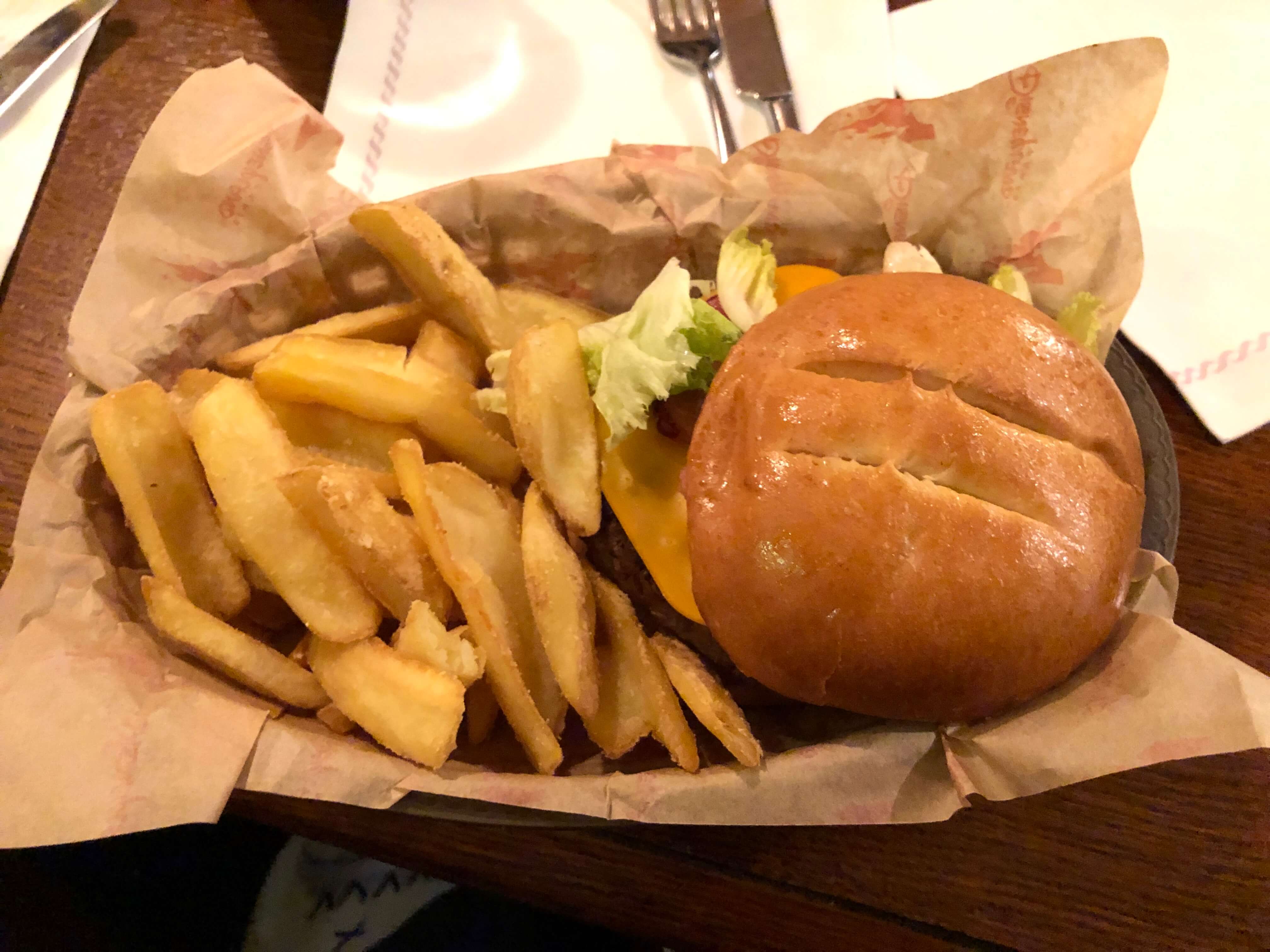 Burger mit Pommes