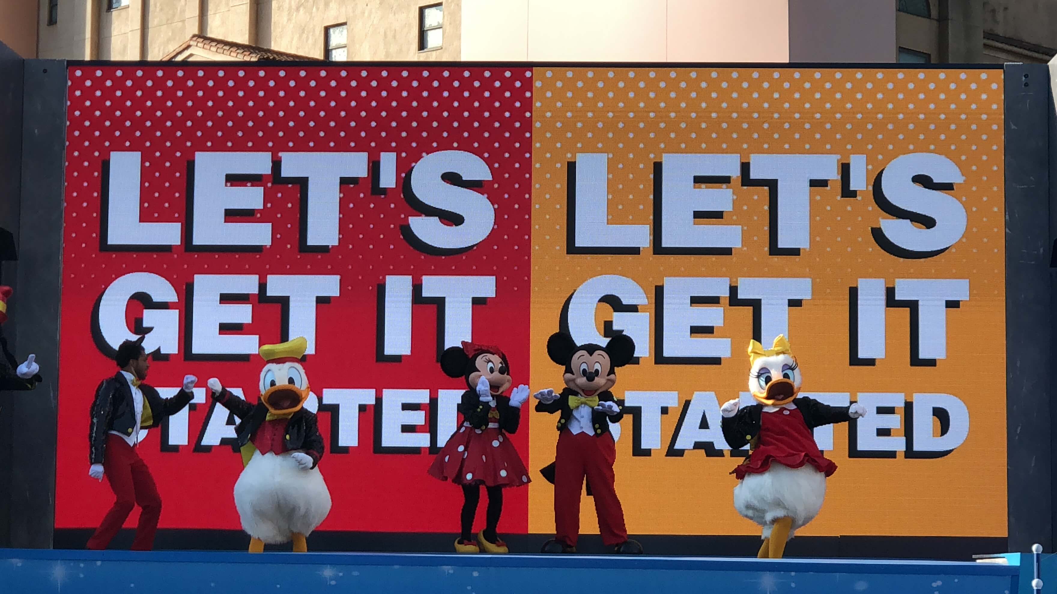 Suprise Mickey Mickey, Minnie, Donald & Daisy auf Bühne