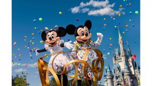 Mickey & Minnie auf einem Paradewagen Mickey & Minnie auf einem Paradewagen