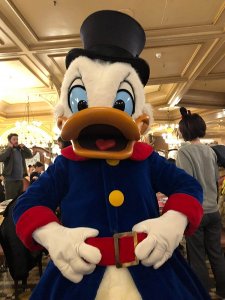 Dagobert Duck in Rock, Zylinder im Disneyland Paris