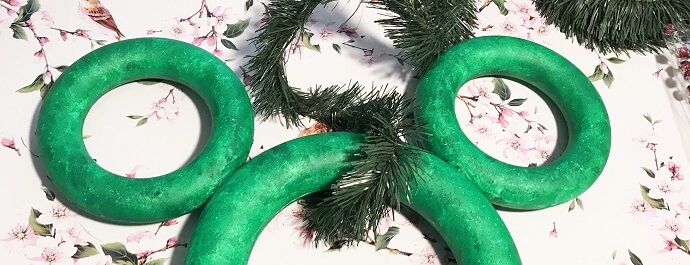 Teil des Weihnachtskranzes mit Tannengirlande