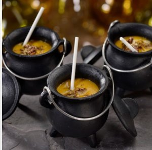 Suppe wird beim Storybook Dinner in kleinen Kesseln serviert
