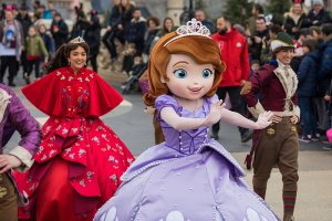 Sofia I und Elena von Avalor im Disneyland Paris