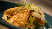 Geräucherter Lachs mit Avocado, Tomaten und Sour Cream Sauce