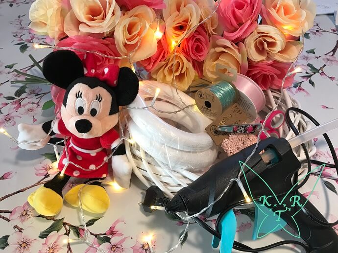 Material für den Türkranz verschiedene Bastelmaterialien neben einer Minnie Maus-Plüschfigur
