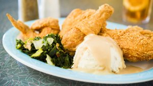50's Prime Time Cafe Legaxe Dishes Feine Trutenbrust mit saisonalem Gemüse