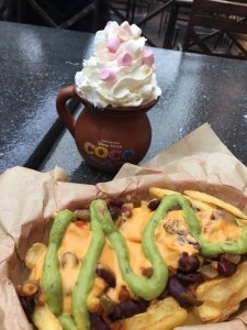 Kartoffelstäbchen mit Toppings und Soßen dazu eine heiße Schokolade mit Marshmellows