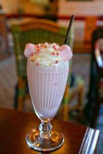 rosa Milkshake mit Mickey Ohren aus Marshmallows und Streuseln