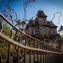 Blick auf Phantom Manor vom Zaun