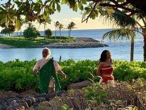 Moana und Uncle erzählen eine Geschichte am Lagerfeuer