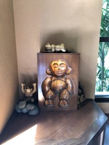 Menehune als Holzschnitzerei in der Lobby
