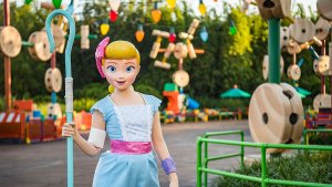 Bo Peep Visits Toy Story Land at Disney's Hollywood Studios Porzellinchen aus Toy Story 4 kann man nun in Disney's Hollywood Studios treffen