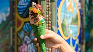 Bugs'n Grub Waffle Cone Ein Schokoladen-Softeis mit feinen Gummiwürmern