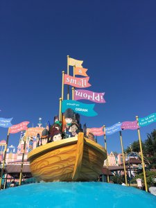 Springbrunnen mit einem kleinen Boot vor der Bahn it's a small world
