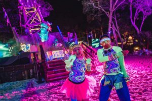 Partysaurus Rex mit Tänzern im Typhoon Lagoon