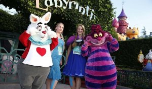 Beim RunDisney Disney Figuren aus Alice im Wunderland treffen