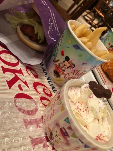 Ein Menü aus dem Duffy Restaurant in Disney Sea