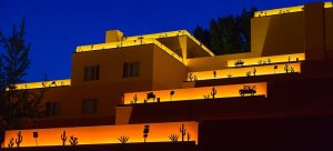 Disneys Santa Fe Hotel bei Nacht toll beleuchtet