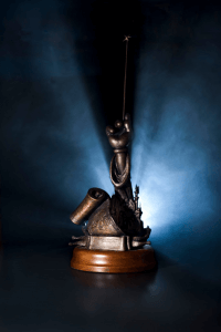 Statue des Künstlers Andrea Favilli, das eine ausgestreckte Mickey Mouse Hand zeigt, die einen Zauberstab in die Höhe reckt