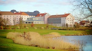 B&B Hotel Frontansicht mit Wiese und See