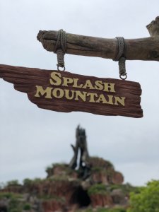 Ein Schild von der Attraktion Splash Mountain
