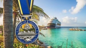 eine Run Disney Cast Away Cay Challenge Medaille vor einem Disney-Kreuzfahrtschiff