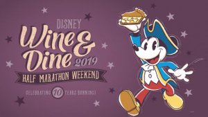 ein Logo in schnörkeliger Schrift mit einem Bild von Mickey, der ein Stück Kuchen trägt