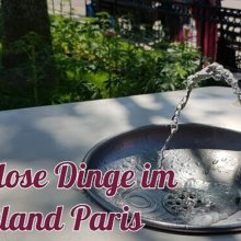 Wasserspender im Disneyland Paris mit dem Schriftzug 'Kostenlose Dinge im Disneyland Paris'