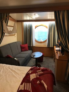 Aussenkabine der Disney Magic mit viel Platz und einem grossen Bullauge