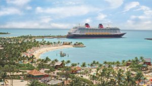 Die Disney Dream hat am Privatstrand Castaway Cay angedockt