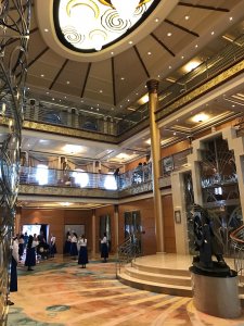Die Lobby der Disney Magic im Art Deco Stil gehalten mit prächtigem Kronleuchter