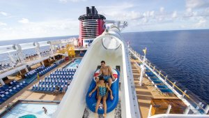 Passagiere auf der Wasserrutsche der Disney Fantasy