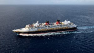 Die Disney Wonder treibt auf dem Meer