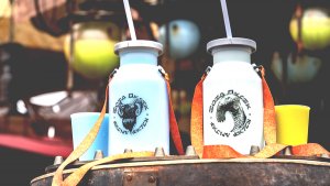 Die blaue & grüne Milch gibt es im Souvenir Becher zu kaufen beim Milk Stand