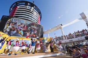 Mickey, Donald & seine Freunde bei der Sail Away Party der Disney Cruise Line